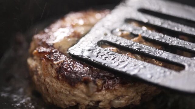 フライパンの上でハンバーグを焼く