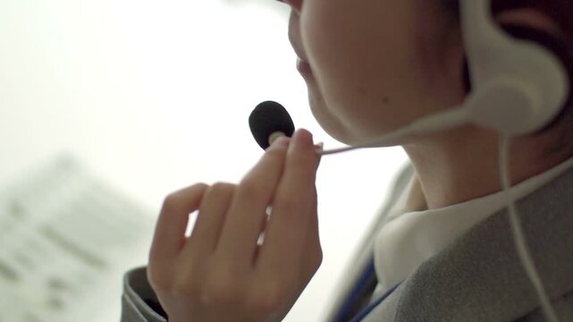 インカムで電話対応する日本人女性