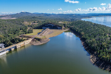 Fototapeta premium Aerial view showcasing the Lake Keepit dam wall and surrounding rural landscape, highlighting the scale of the reservoir, engineering infrastructure and tranquil lakeside setting in NSW, Australia.