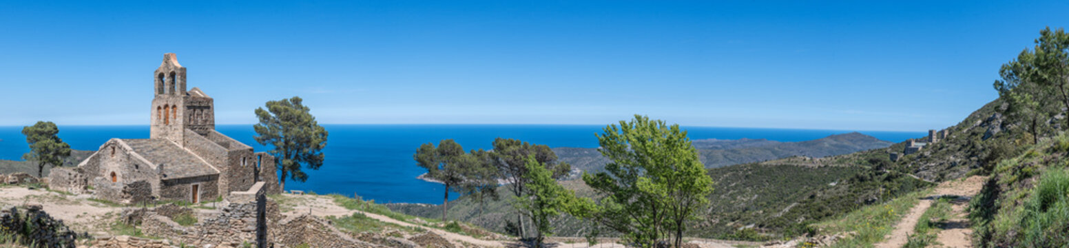 Ermita de Santa Helena de Rodes &agrave; El Port de La Selva en Catalogne, Espagne.