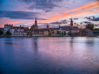 Fototapeta premium Ausblick über den Fluss Main auf die Stadt Kitzingen bei Sonnenuntergang