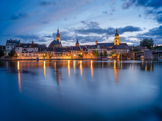 Obraz premium Stadtansicht von Kitzingen am Fluss Main am Abend, Franken, Bayern, Deutschland 