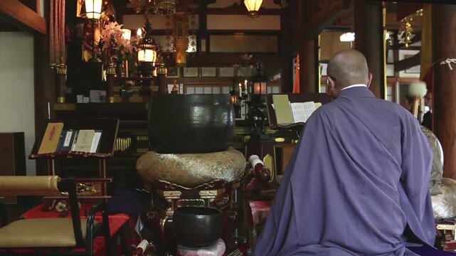 お経をあげる住職