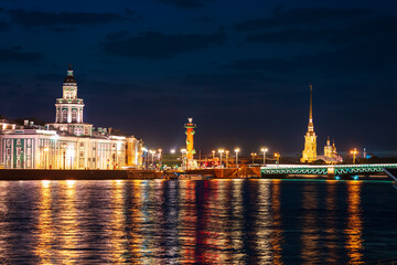 Obraz premium The Peter and Paul Cathedral and the Spit of Vasilievsky Island. Magnificent view of the Neva on a white night.