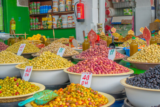 Etalage d'olives et d'&eacute;pices dans un souk au Maroc.