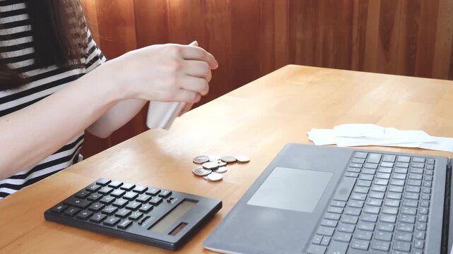 財布からお金を出して確認している様子
