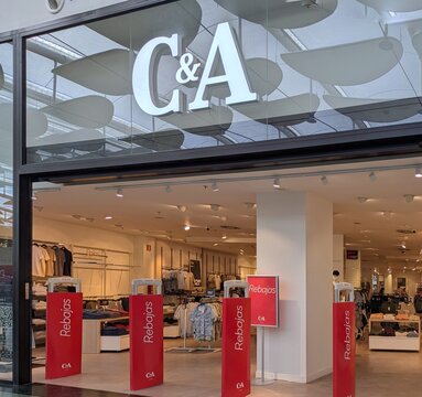 Entrada con carteles de rebajas de tienda de ropa C & A en Madrid, Espa&ntilde;a, 26 de junio de 2026