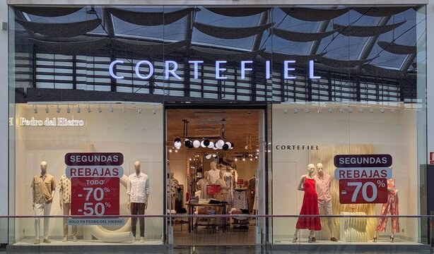 Entrada con escaparates con maniqu&iacute;es con carteles de segundas rebajas del 70% de descuento, en tienda de ropa Cortefiel en Madrid, Espa&ntilde;a, 26 de junio de 2026