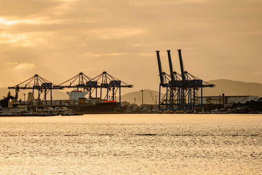 Porto de navegantes com navio no rio itaja&iacute; a&ccedil;u