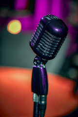Obraz premium Vintage microphone on colorful stage background
