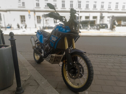 Polska Krak&oacute;w 24 maja 2026 14:15 Motocykl motocrossowy Yamaha Rally Tener 700 na ulicach starego miasta  Pojazd z mocnymi terenowymi oponami  zawieszeniem oraz z osłoną silnika  zaparkowany przy ulicy