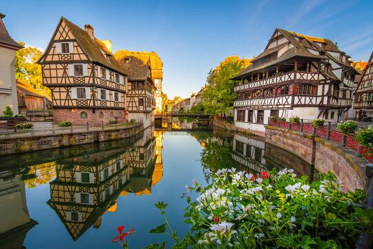 Maisons &agrave; colombages traditionnelles au bord de la rivi&egrave;re Ill, dans le quartier pittoresque et touristique de la Petite France, &agrave; Strasbourg, France