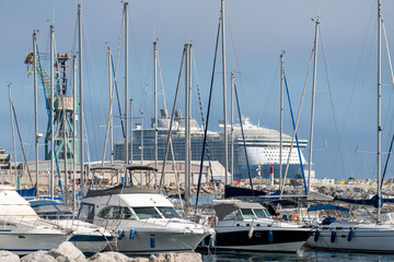 Bateau de croisière sortant d'un port de méditerranée © PPJ