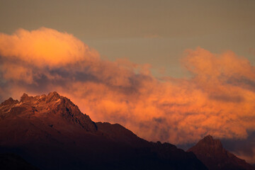 Naklejka premium Silhouette of distant mountains against the golden evening glow.