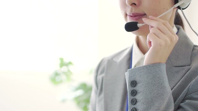 インカムで電話対応する日本人女性