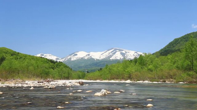 新緑の湯殿山と姥ケ岳と月山