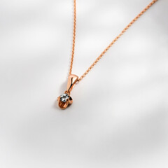 Fototapeta premium Elegant Rose Gold Necklace Featuring a Sparkling Diamond Pendant for Timeless Beauty and Sophistication