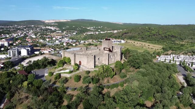 O Castelo de Pombal ergue-se sobre a cidade como testemunho da hist&oacute;ria medieval portuguesa, oferecendo uma vista privilegiada e evocando s&eacute;culos de defesa e patrim&oacute;nio.