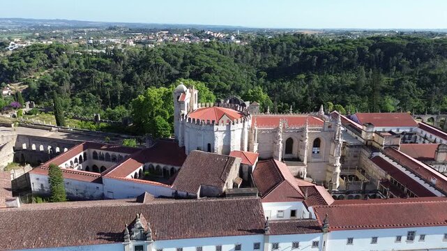 O Convento de Cristo, em Tomar, &eacute; um dos mais not&aacute;veis monumentos de Portugal, reunindo s&eacute;culos de hist&oacute;ria templ&aacute;ria e uma arquitetura classificada como Patrim&oacute;nio Mundial da UNESCO.