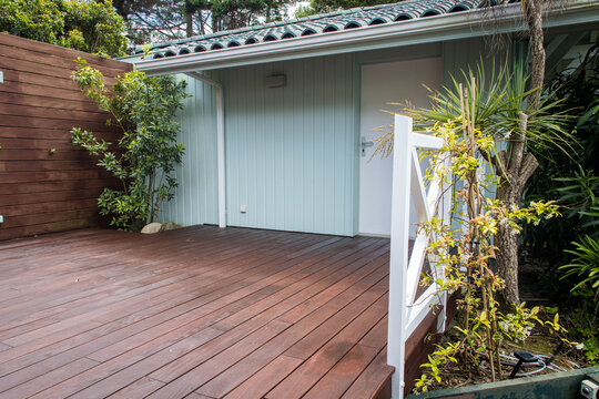 Terrasse en bois prot&eacute;g&eacute;e avec un saturateur, entretien et r&eacute;novation d'un am&eacute;nagement ext&eacute;rieur contemporain