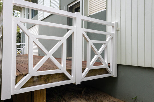 Garde-corps blanc en bois sur une terrasse moderne, architecture ext&eacute;rieure et am&eacute;nagement r&eacute;sidentiel contemporain