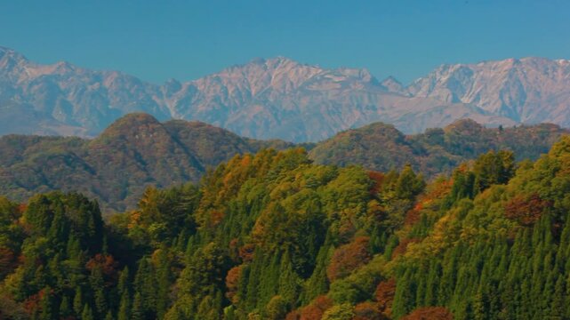 秋の北アルプスと民家