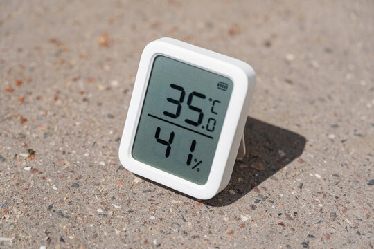Digital thermometer displaying 35 degrees during the summer 2026 heat wave in Europe