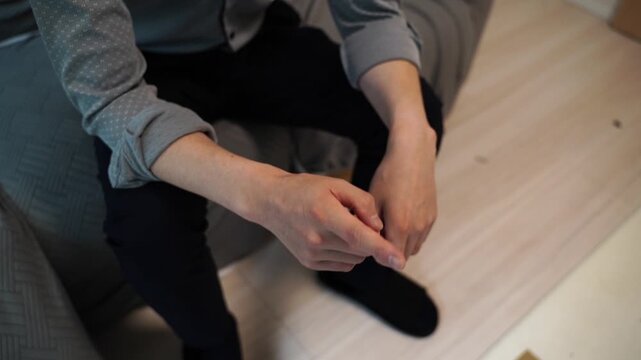 指をさして注意するビジネスマン