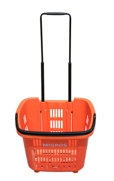 Isolierter freigestellter Einkaufskorb vom Detailhandelsunternehmen Migros in der Schweiz vor Transparentem Hintergrund im PNG Format, Z&uuml;rich 26.06.2026