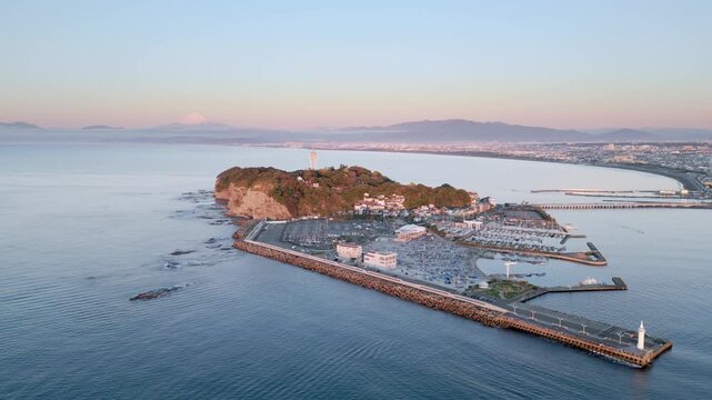 上空から見た早朝の江の島と富士山