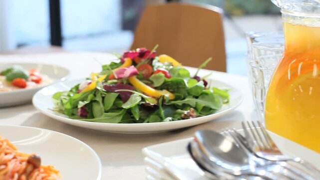 テーブルに並んだホームパーティ料理