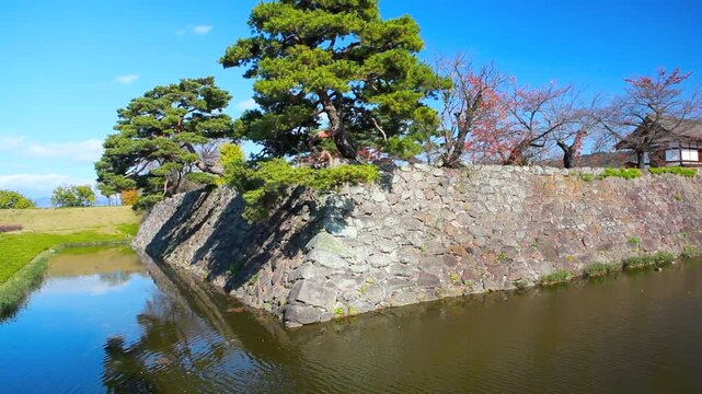 秋の松代城跡の石垣と堀
