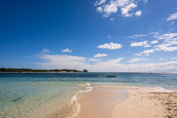 Fototapeta premium Plage de sable blanc sur l'îlot Gabriel de l'archipel des 5 iles du Nord, Ile Maurice, Afrique