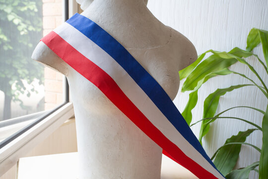 Echarpe tricolore de maire pour c&eacute;l&eacute;brer les c&eacute;r&eacute;monies