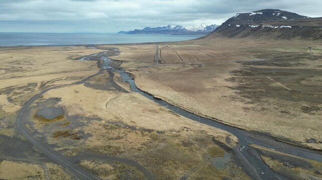 survol des c&ocirc;tes d'Islande en direction de l'oc&eacute;an sous un ciel couvert