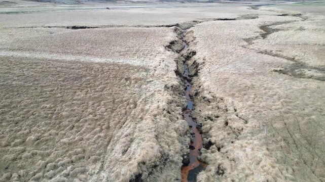 survol &agrave; la verticale d'un ruisseau dans un paysage en Islande