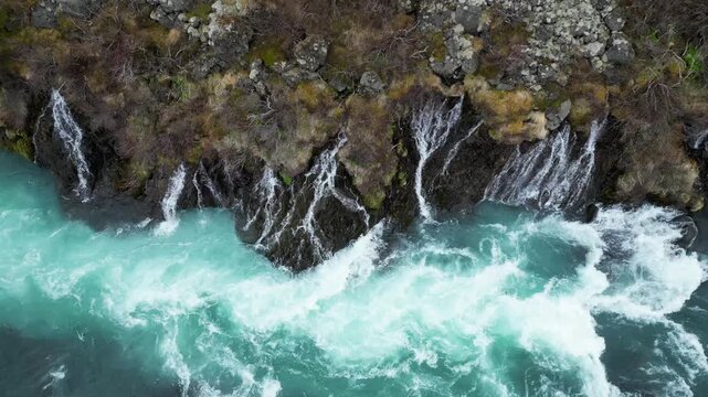les remous de petites cascades sur une rivi&egrave;re verte et bleue