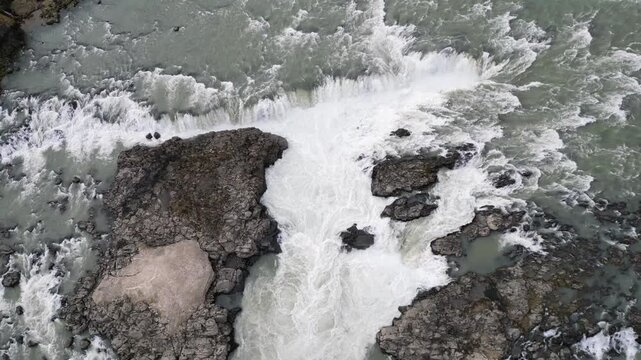 au dessus des remous d'un fleuve au courant violent