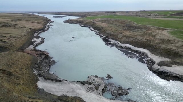 au dessus d'un fleuve dans les plaines d&eacute;sertiques d'Islande