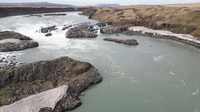 survol d'ne fleuve agit&eacute; dans une plaine sauvage d'Islande