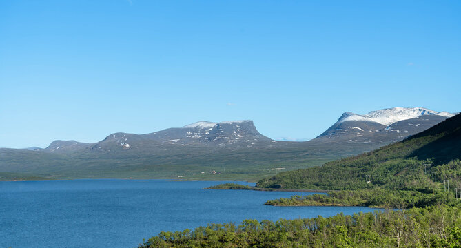 Scenic view of lake Tornetrask and Lapporten mountain valley in Abisko