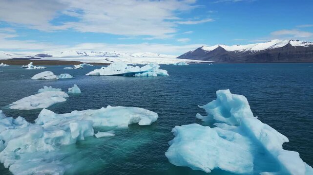 Des icebergs bleus sur un lac bleu , d&eacute;tach&eacute;s d'un glacier