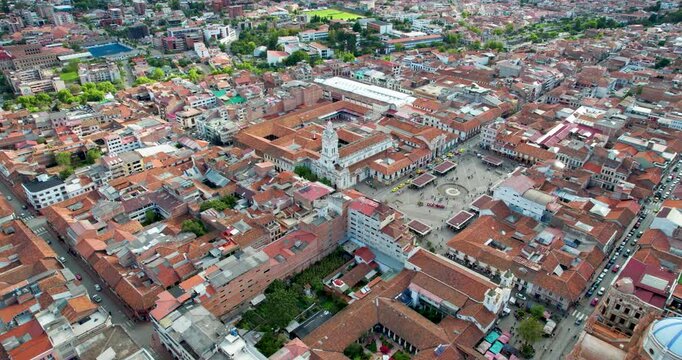 Vuelo de aproximaci&oacute;n a la Iglesia de San Francisco en Cuenca, Ecuador