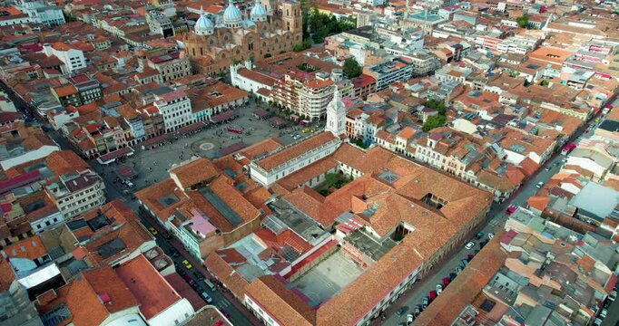 Vista a&eacute;rea de la Iglesia de San Francisco en Cuenca, Ecuador