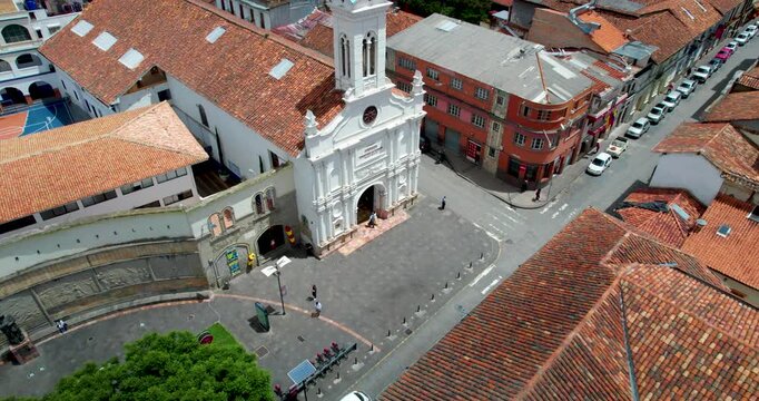 Revelaci&oacute;n a&eacute;rea de la Iglesia de La Merced con vista de la ciudad de Cuenca por la ma&ntilde;ana, Ecuador