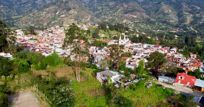 Vista a&eacute;rea del Parque Central y la Iglesia de Chordeleg con vuelo de aproximaci&oacute;n, Azuay, Ecuador