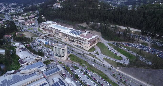 Vista a&eacute;rea de un moderno centro comercial con arquitectura urbana mall del alto