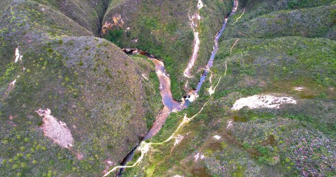 rio frondoso verde en la provincia del Azuay en la parroquia O&ntilde;a