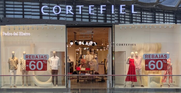 Entrada con escaparates con maniqu&iacute;es con carteles de rebajas del 60% de descuento, en tienda de ropa Cortefiel en Madrid, Espa&ntilde;a, 4 de junio de 2026