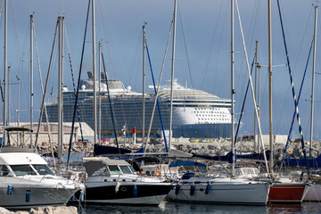 Bateau de croisière sortant d'un port de méditerranée © PPJ